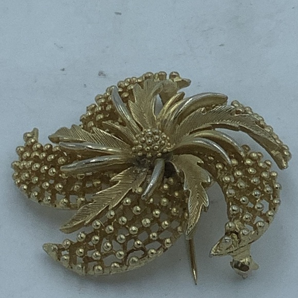 Lisner Gold-tone Starburst Flower Brooch - Picture 4 of 8